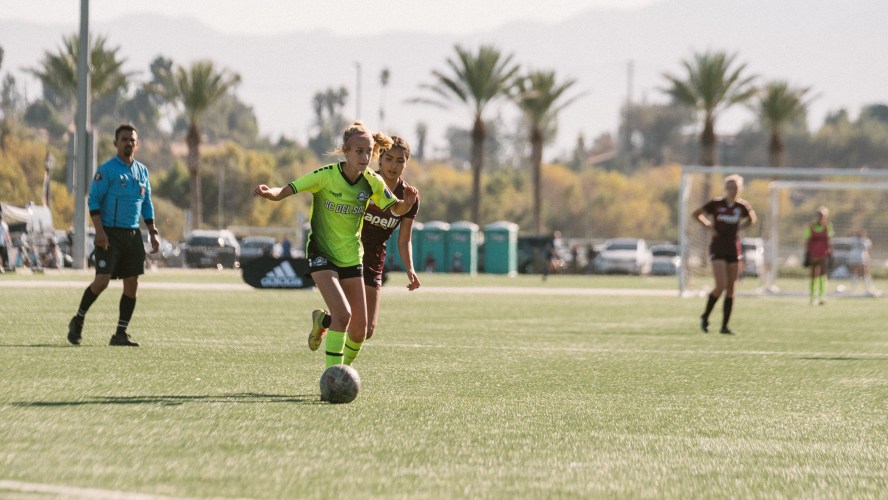 Scanning the soccer field in possession while dribbling